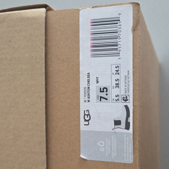 NWB UGG White Ashton Chelsea Boots, 7.5 - Picture 2 of 5